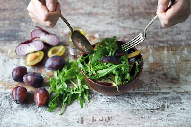 Leichter Salat mit Rucola und Pflaumen.