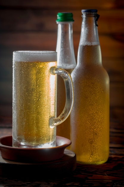 Leichtes Bier in einem Glas auf dem Tisch