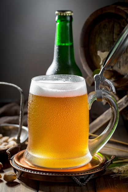 Leichtes Bier in einem Glas auf dem Tisch