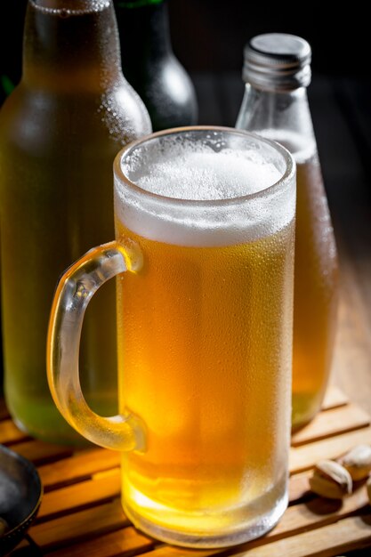 Leichtes Bier in einem Glas auf dem Tisch