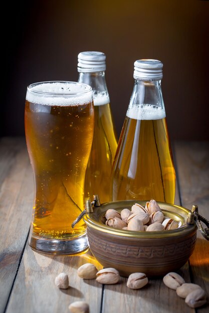 Leichtes Bier in einem Glas auf dem Tisch