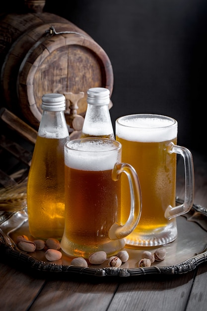 Leichtes Bier in einem Glas auf dem Tisch