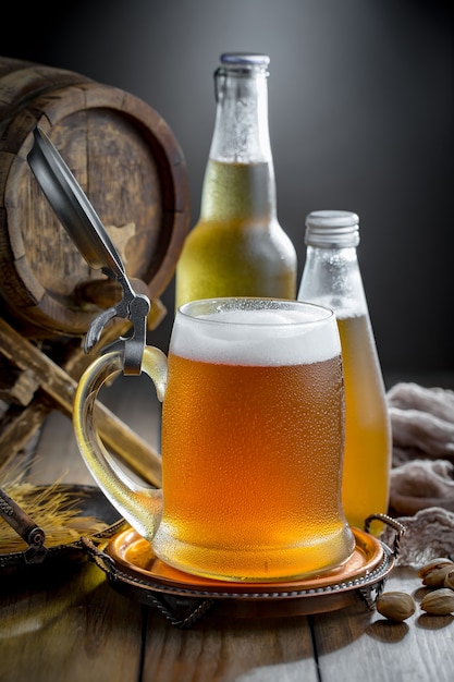 Leichtes Bier in einem Glas auf dem Tisch