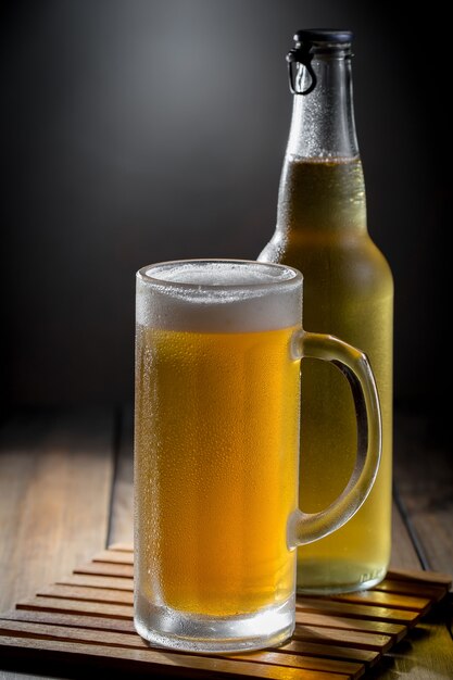 Leichtes Bier in einem Glas auf dem Tisch