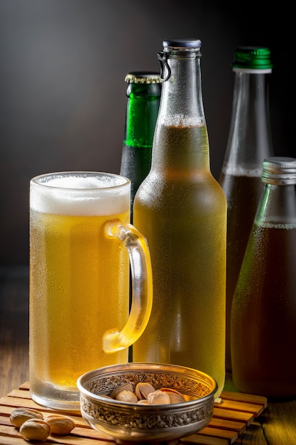 Leichtes Bier in einem Glas auf dem Tisch