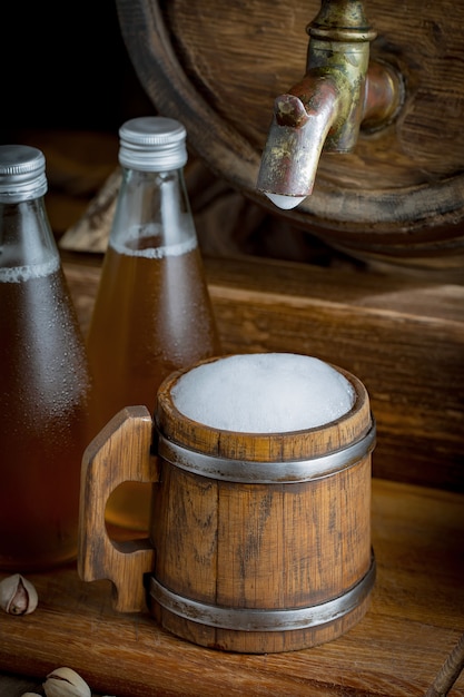 Leichtes Bier in einem Glas auf dem Tisch