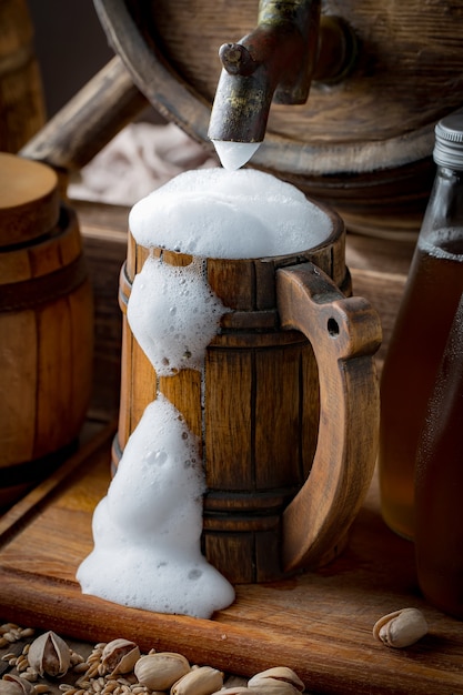 Leichtes Bier in einem Glas auf dem Tisch