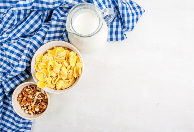 Leichtes gesundes Frühstück. Cornflakes und Milch für sie. Draufsicht