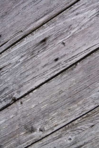Leichtes unlackiertes Holz mit diagonalen Streifen