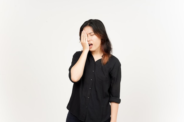 Leiden Kopfschmerzen Geste der schönen asiatischen Frau isoliert auf weißem Hintergrund