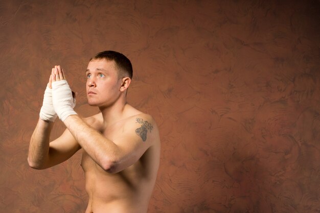 Leidenschaftlicher junger Boxer, der für den Sieg betet