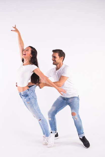 Leidenschaftliches Paar tanzt Social Danse Kizomba oder Bachata oder Semba oder Taraxia auf weißem Hintergrund.