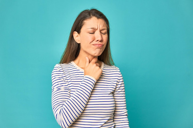 Leidet aufgrund eines Virus oder einer Infektion unter Halsschmerzen