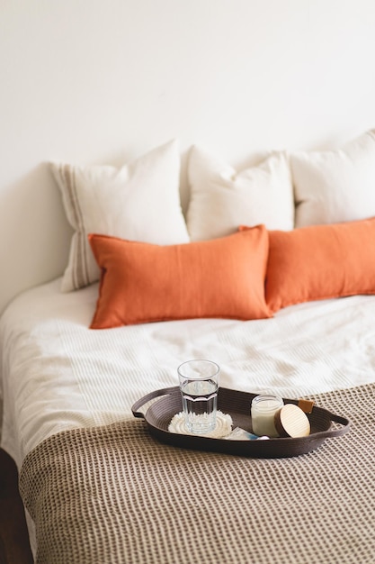 Leinenkissen auf einem weißen Bett mit Wohnkultur Details des Stilllebens im Haus auf einem Bett Cozy home Sweet home