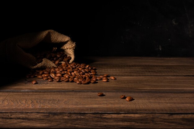 Leinentasche mit Kaffee auf einem Holztisch