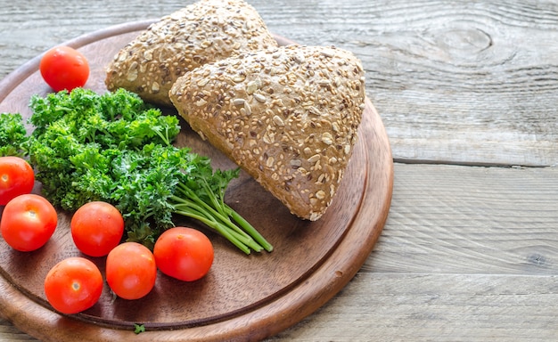 Leinsamenbrötchen mit Tomaten