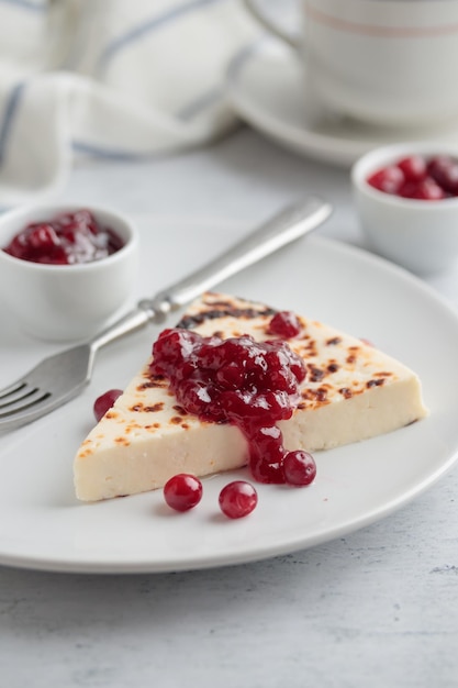 Leipajuusto tradicional queso al horno finlandés con bayas