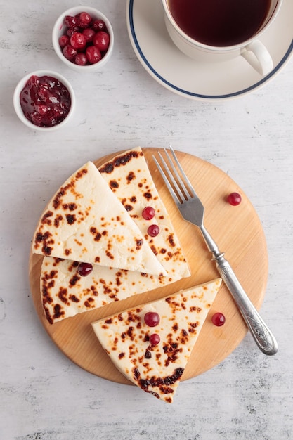 Leipajuusto traditioneller finnischer gebackener Käse mit Beeren