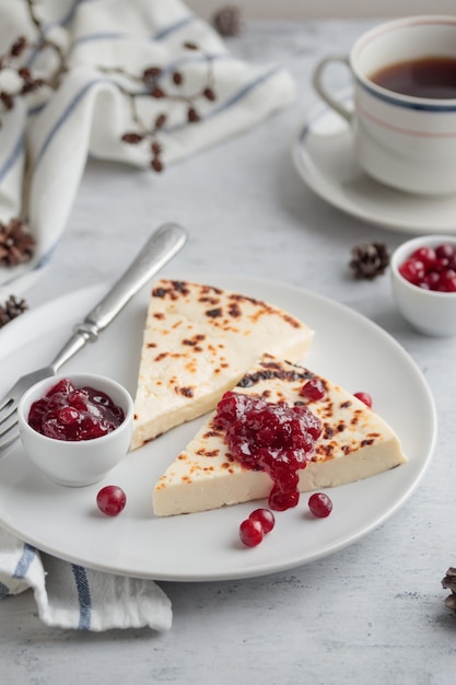 Leipajuusto traditioneller finnischer gebackener Käse mit Beeren