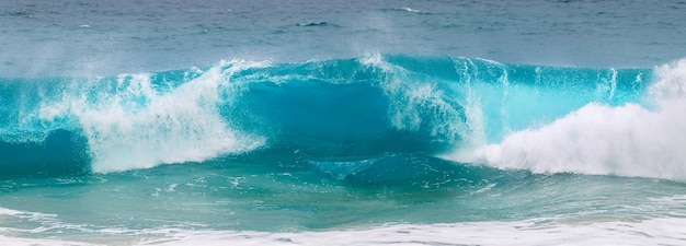 Leistungsstarke Meereswellen mit weißem Schaum Marine Hintergrund Breitformat