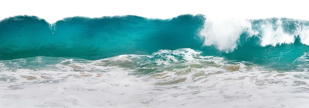 Leistungsstarke ozeanblaue Wellen mit weißem Schaum isoliert auf weißem Hintergrund Bannerformat