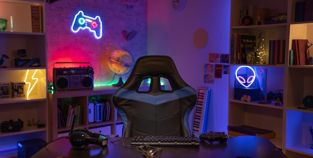 Leistungsstarker PC-Gamer-Raum mit modernem Neonlicht-Banner mit Platz für Text