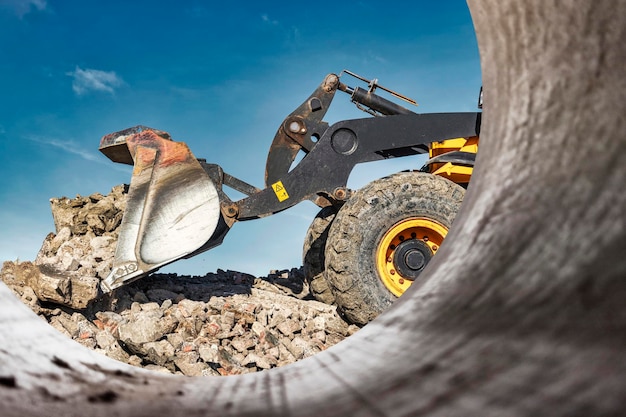 Foto leistungsstarker radlader oder bulldozer, der in einem steinbruch oder auf einer baustelle arbeitet erdarbeiten im bau leistungsstarke moderne ausrüstung für erdarbeiten