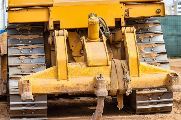 Leistungsstarker Raupenbulldozer aus nächster Nähe auf der Baustelle. Baumaschinen zum Bewegen großer Erdmassen. Moderne Baumaschine. Straßenbaumaschine.