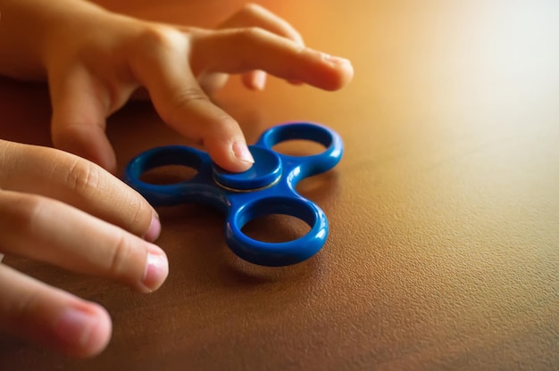 Leistungsstarker Spinner Twister für die Unterhaltung der Hände Drehendes Spielzeug Kinderhände Twist Spinner Mit Platz für Ihren Text