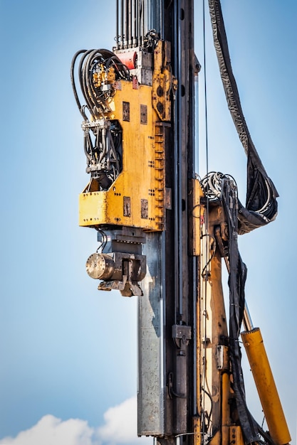 Leistungsstarkes hydraulisches Bohrgerät auf einer Baustelle Das Gerät der Pfahlgründung Bohrpfähle Schwere Baumaschinen