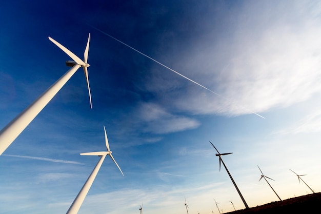 Leistungsstarkes und ökologisches Energiekonzept. Windmühlen. Schließen Sie herauf Wind turbine.renewable Energiequelle.