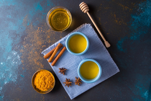 Leite ayurvédico dourado com leite açafrão, feito com açafrão e outras especiariasem azul