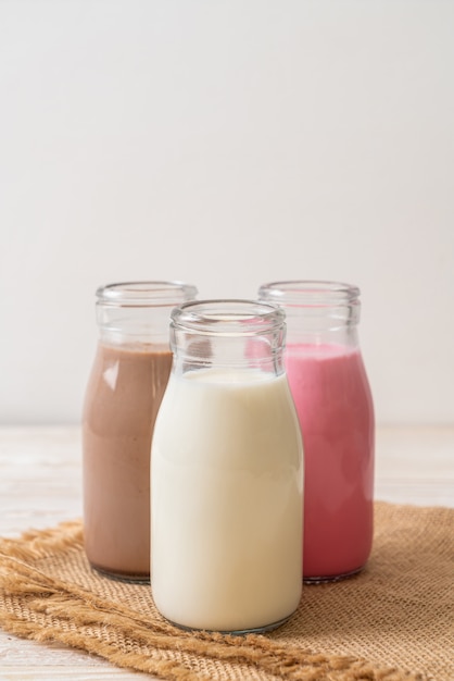 leite com chocolate, leite rosa e leite fresco em garrafa