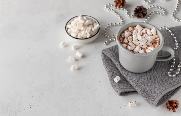 Leite com chocolate quente com marshmallows e decoração de férias