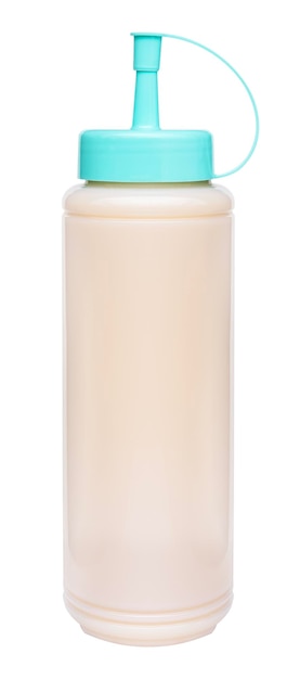 Leite condensado em garrafa plástica branca isolada em fundo branco com traçado de recorte