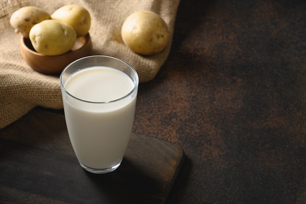 Leite de batata vegan em substituto do leite à base de planta de vidro