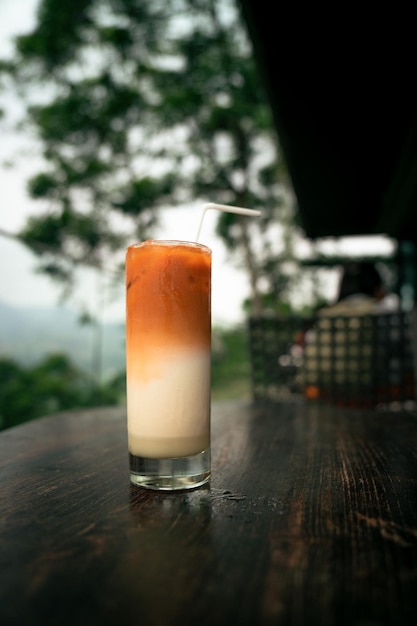 leite de café gelado na mesa de madeira