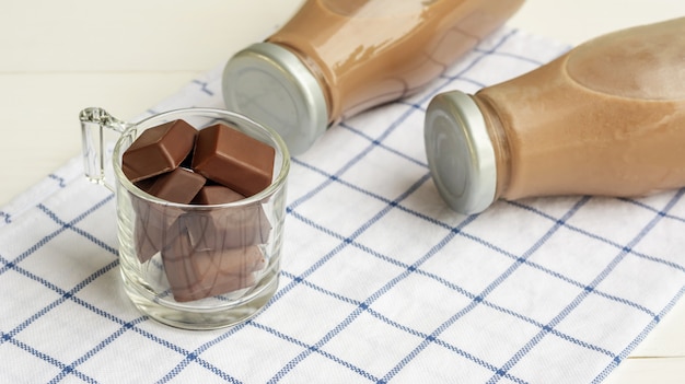 Leite de chocolate em uma mesa de madeira branca.