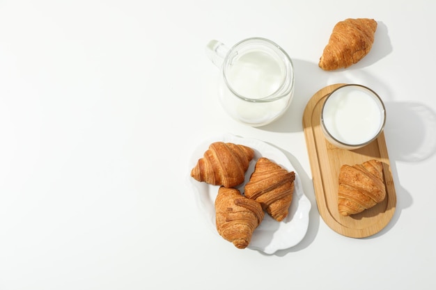 Leite de conceito de comida saborosa de café da manhã com produtos de panificação