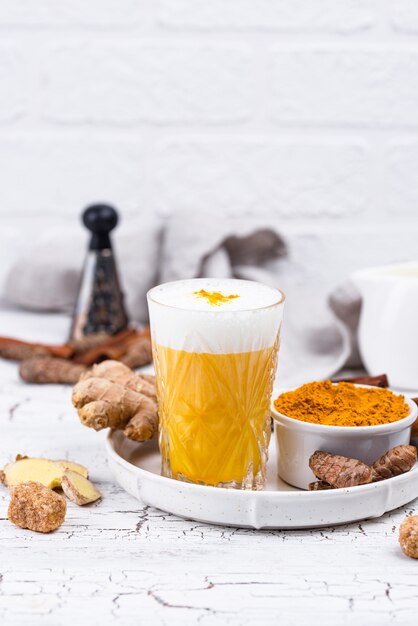 Leite de cúrcuma dourada com especiarias