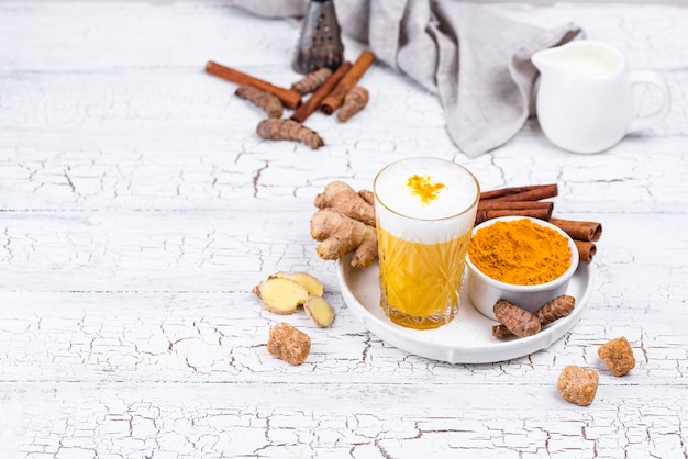 Leite de cúrcuma dourada com especiarias