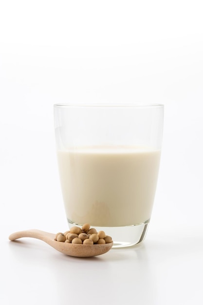 Foto leite de soja em fundo branco