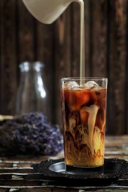 Leite derramado em café gelado