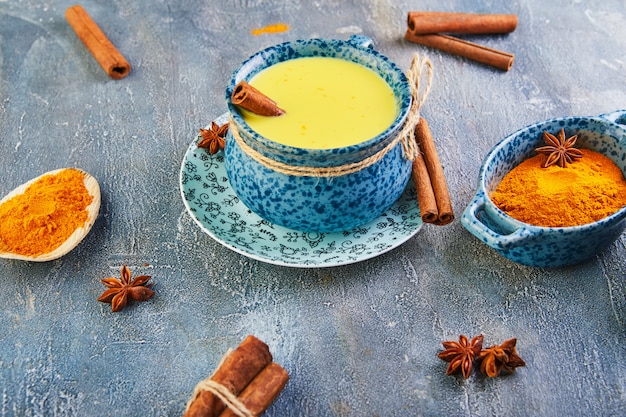 Leite dourado com açafrão, paus de canela, açafrão e anis