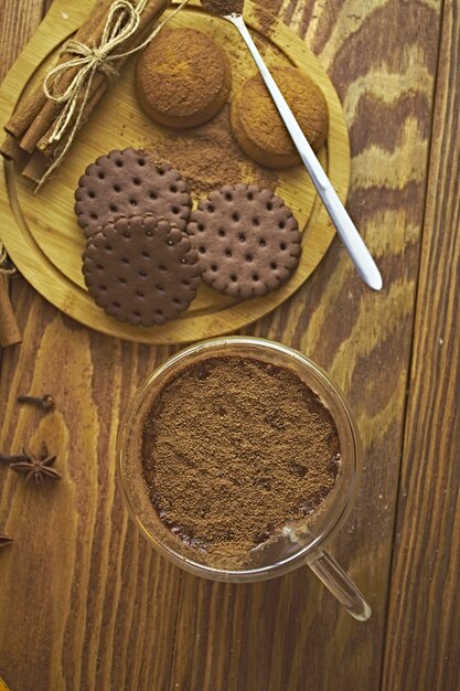 Leite e biscoito em cima da mesa.