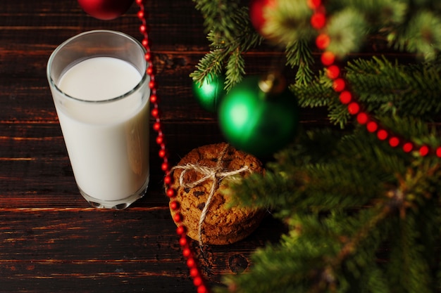 Leite e biscoitos para o Papai Noel debaixo da árvore de Natal. copyspace