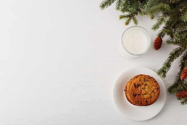 Leite e biscoitos para o Papai Noel debaixo da árvore de Natal