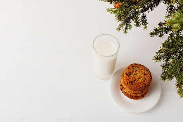 Leite e biscoitos para o Papai Noel debaixo da árvore de Natal