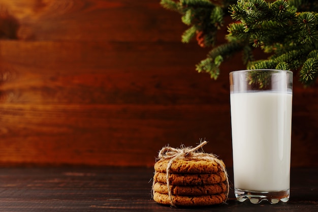 Foto leite e biscoitos para o papai noel debaixo da árvore de natal