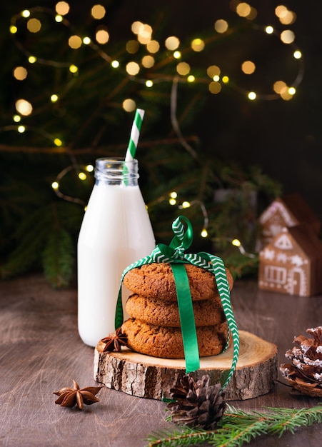 Leite e biscoitos para o papai noel Deleites para o papai noel Copie o espaço